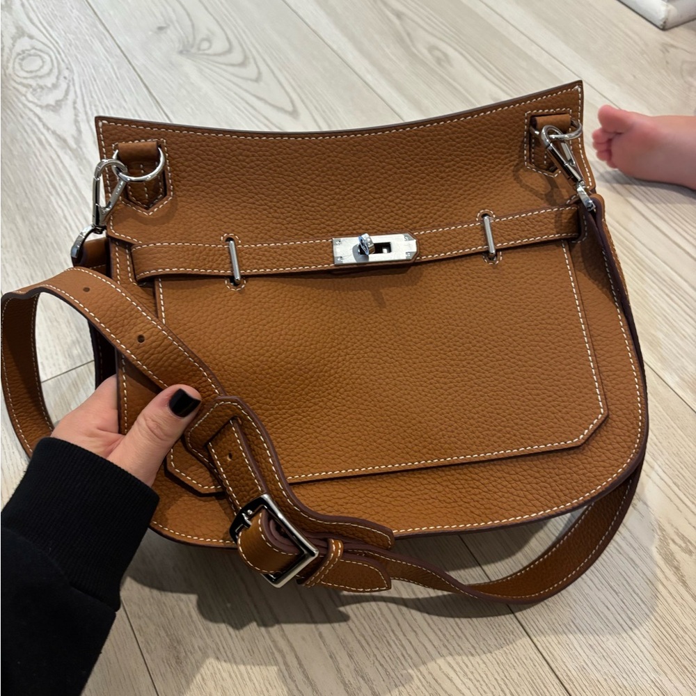 Elegant Tan Leather Shoulder Bag
